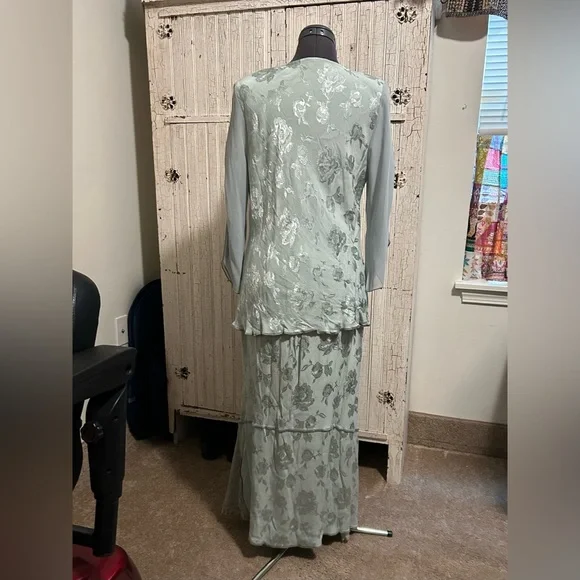 Chic Floral Long Sleeve Dress in Soft Green - Picture 2 of 5